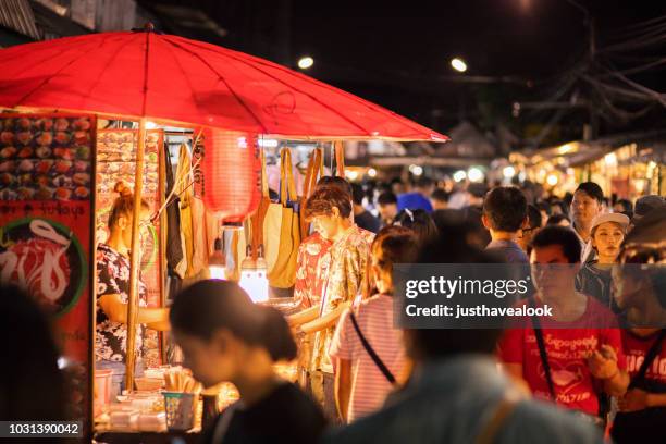 noche shopping escena en mercado jj - thai ethnicity fotografías e imágenes de stock