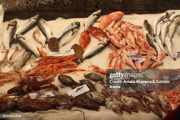 fish stall at la pescheria in catania. sicily, italy. - long jawed squirrel fish stockfoto's en -beelden