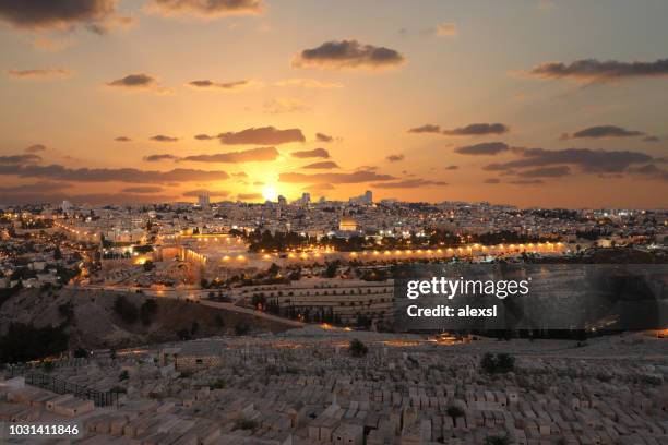 jerusalem alte stadt sonnenuntergang nacht luftbild - jerusalem stock-fotos und bilder