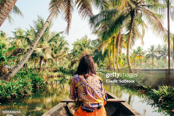 junge frau, die durch den "backwaters" monroe insel kajak - kerala stock-fotos und bilder