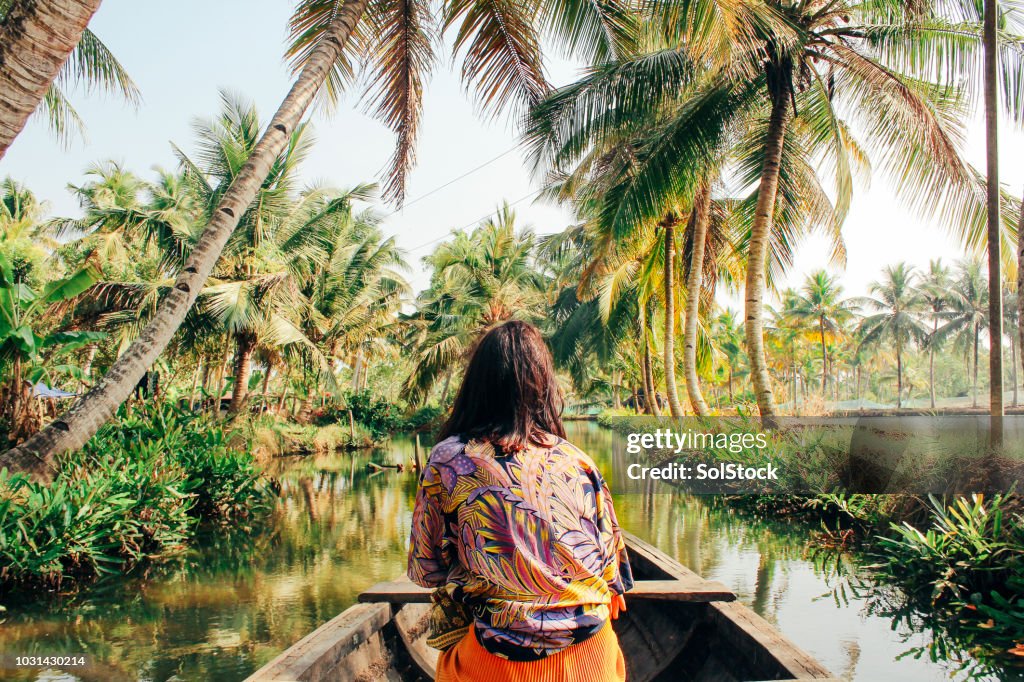 Jonge vrouw kajakken via de Backwaters van Monroe eiland