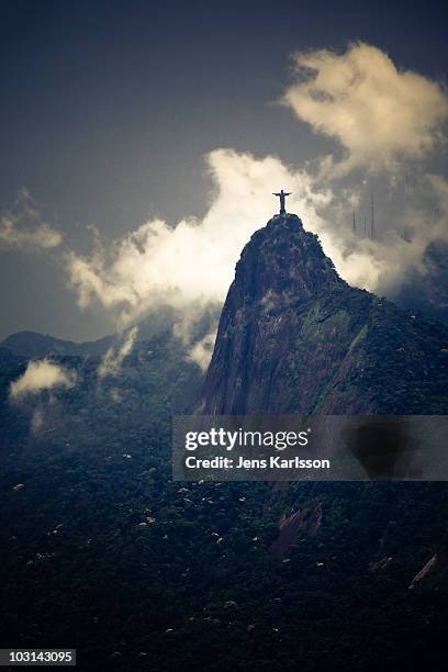 o cristo redentor, rio de janeiro - christ the redeemer rio stock-fotos und bilder