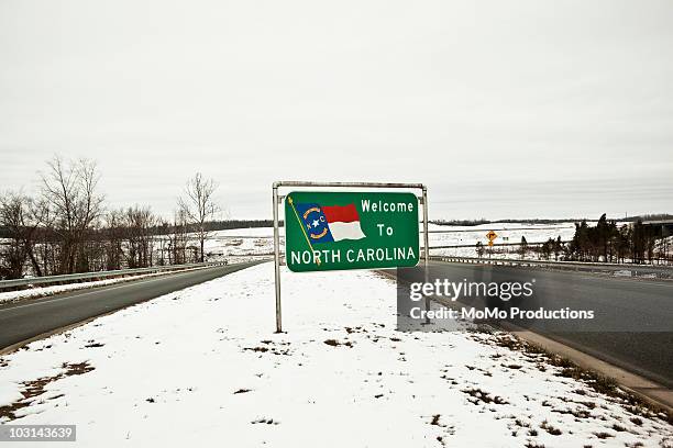 welcome to north carolina sign in winter. - north carolina staat stockfoto's en -beelden