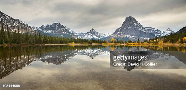 sinopah mountain, glacier national park - two medicine lake montana photos et images de collection