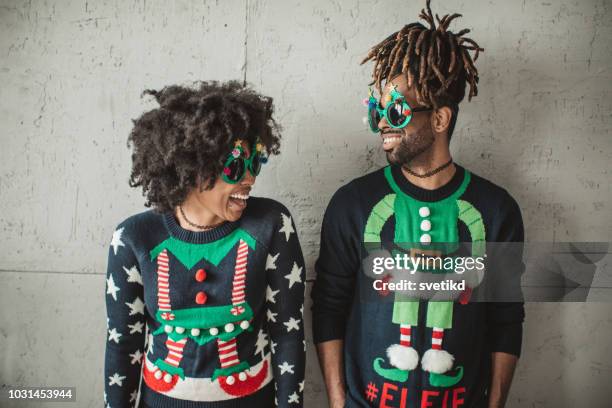 grappige kerst paar - christmas jumpers stockfoto's en -beelden