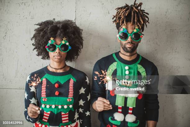 有趣的聖誕情侶 - ugly christmas sweater 個照片及圖片檔