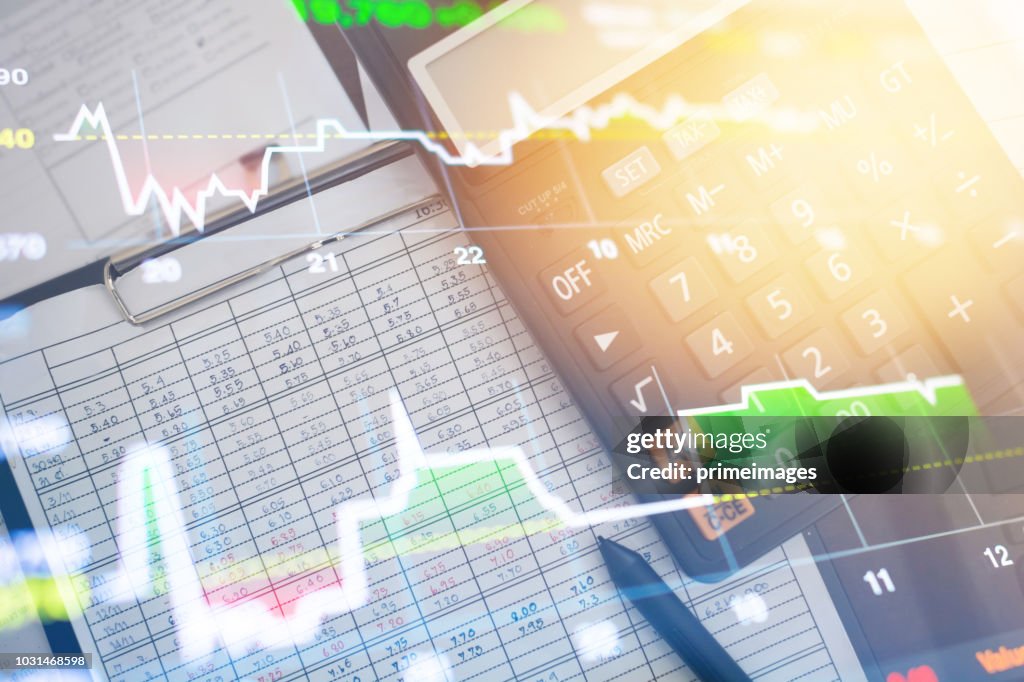 投資主題股市與金融業務用數位平板電腦分析股市