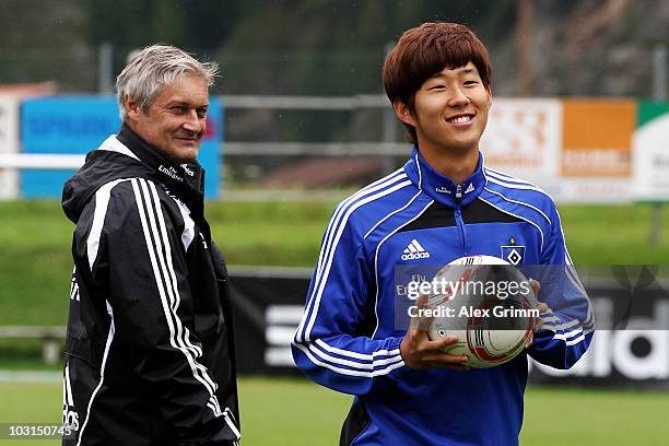 Head coach Armin Veh watches Heung-Min Son during the pre-season training camp of Hamburger SV at the Aqua Dome hotel on July 29, 2010 in Langenfeld,...