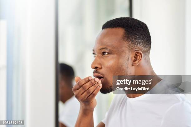 de verplichte ochtend adem controle - fresh breath stockfoto's en -beelden