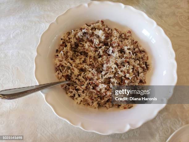 a bowl of rice pilaf on a table - pilau rice - fotografias e filmes do acervo