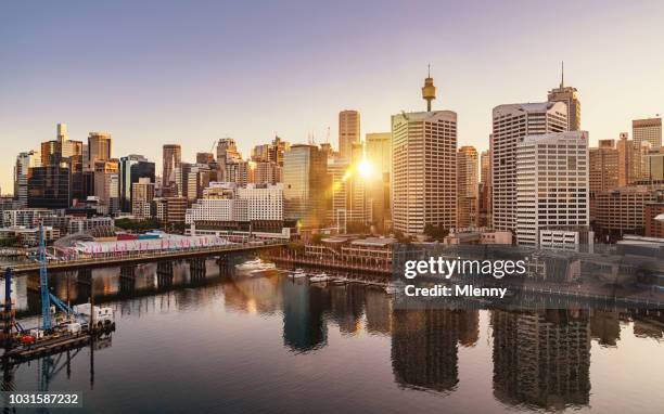 paisaje urbano de puerto darling de sydney en australia sunrise - darling harbour fotografías e imágenes de stock