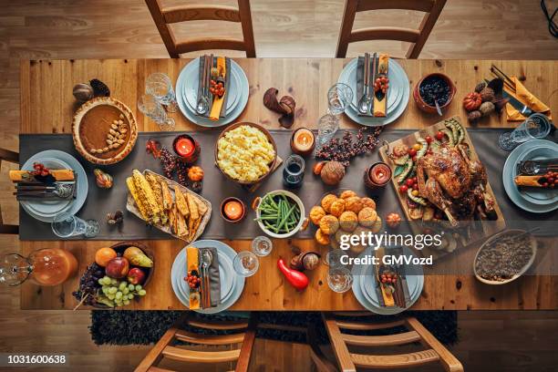 traditionele vakantie gevulde kalkoen diner - thanksgiving food stockfoto's en -beelden