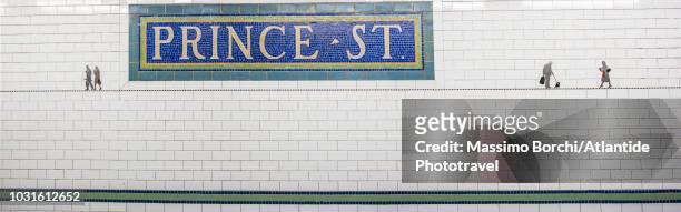 soho, prince street subway station - new york city subway stock-fotos und bilder