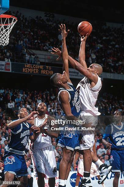 Playoffs: Memphis Lorenzen Wright in action vs Arkansas at Kemper Arena. Kansas City, MO 3/24/1995 CREDIT: David E. Klutho