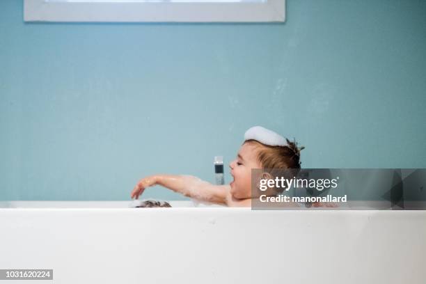 süßer junge in der badewanne. - boy taking a shower stock-fotos und bilder