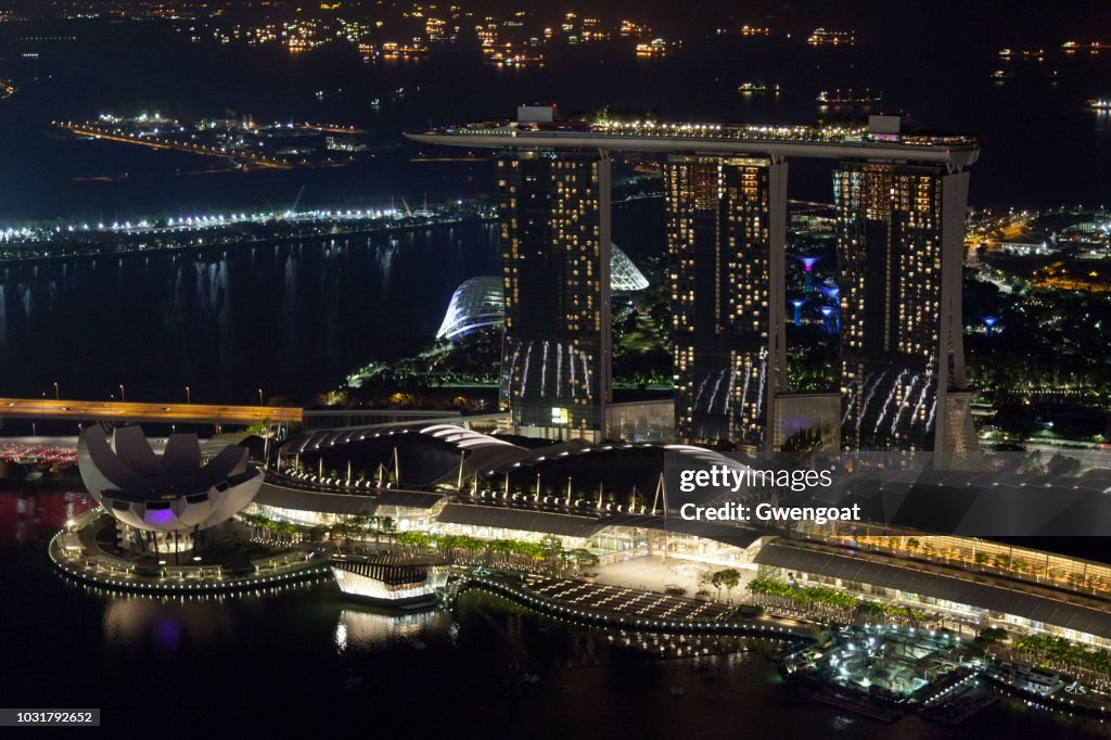 Vista aérea de noite do Marina Bay Sands em Singapura