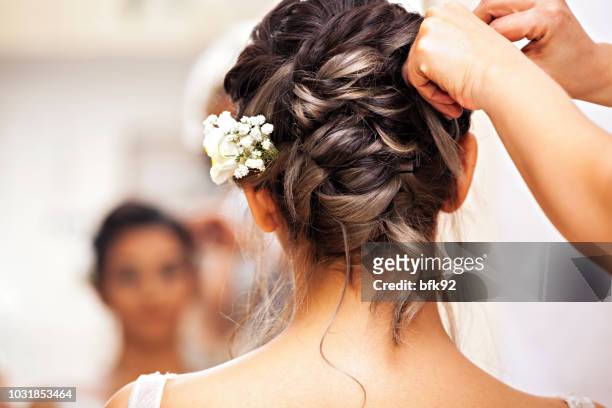 de tijd van de schoonheid voor de bruid. - hairstyle stockfoto's en -beelden