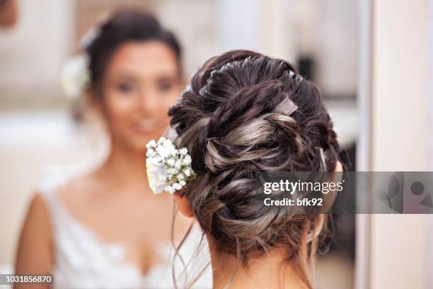 haarstijl van een bruid. klaar voor de gelukkigste dag van haar leven. - hair coils stockfoto's en -beelden