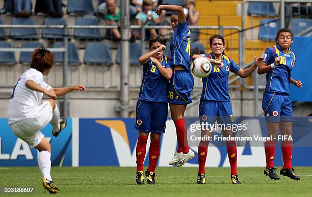 Daniela Montoya, Lady Andrade, Ana Maria Montoya and Yorely Rincon of Colombia jumps in the wall during a free kick of Kim Narae of South Korea...