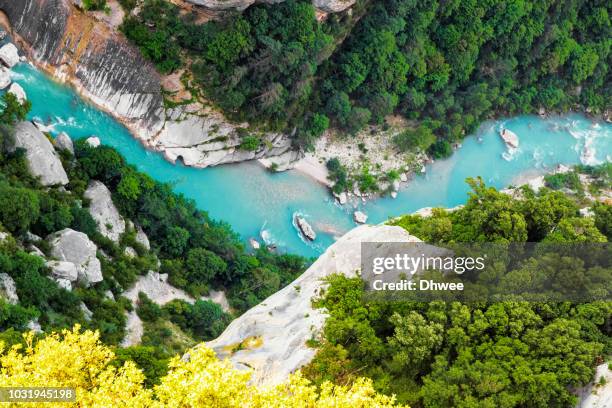 high angle view of turquoise river and canyon - gorges du verdon fotografías e imágenes de stock