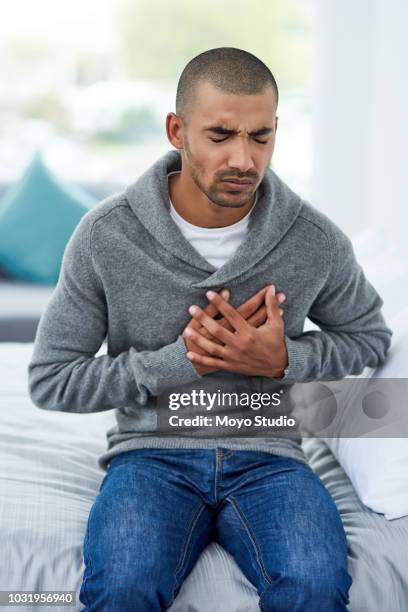 lijden met pijn op de borst - heart attack stockfoto's en -beelden