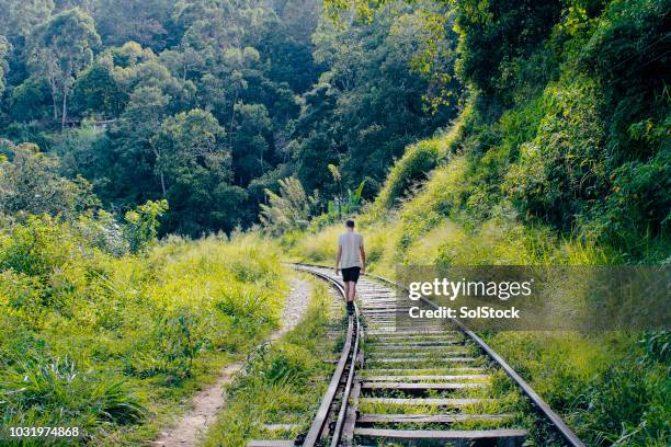 camminare lungo un binario ferroviario in sri lanka - abandoned foto e immagini stock