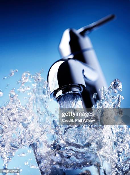 water pours from tap. - faucet - fotografias e filmes do acervo