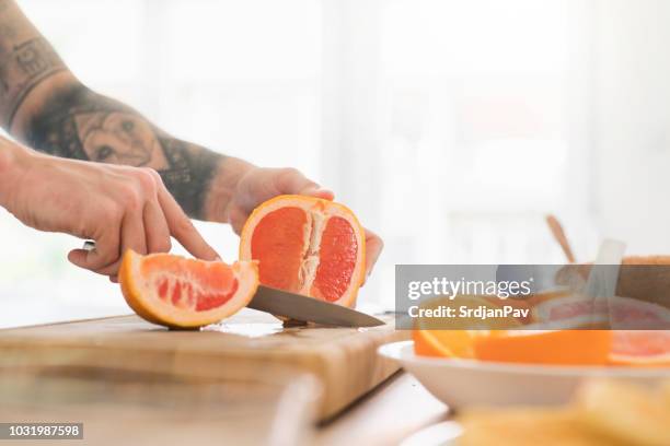 segmenten van grapefruit - grapefruit stockfoto's en -beelden