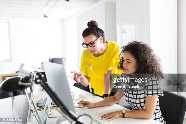 profesionales creativos que trabajan juntos en equipo - diseñador gráfico fotografías e imágenes de stock