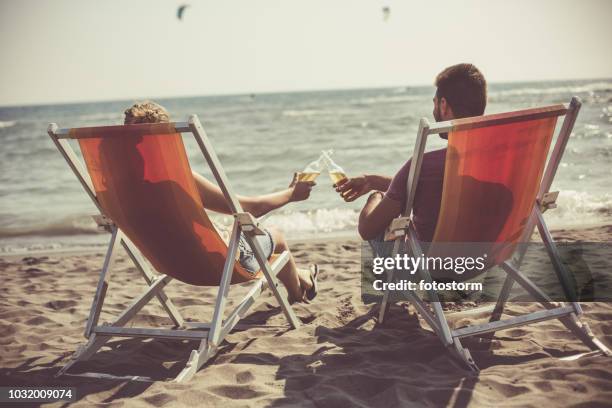 freunde, die entspannung am strand - women tanning beach drink stock-fotos und bilder