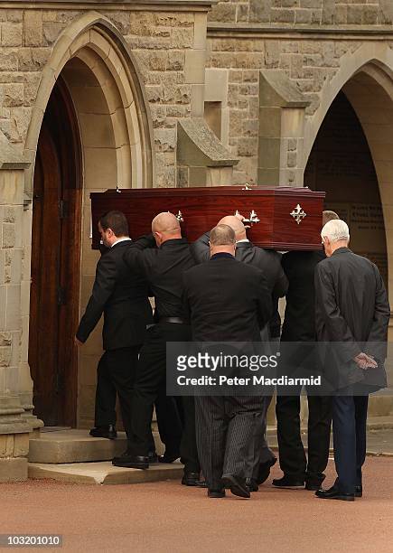 Angus Moat leads pallbearers carrying the coffin of his brother Raoul Moat at West Road Crematorium on August 2, 2010 in Newcastle upon Tyne,...