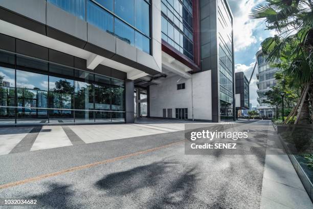 empty square front of modern architectures - glass building road stockfoto's en -beelden