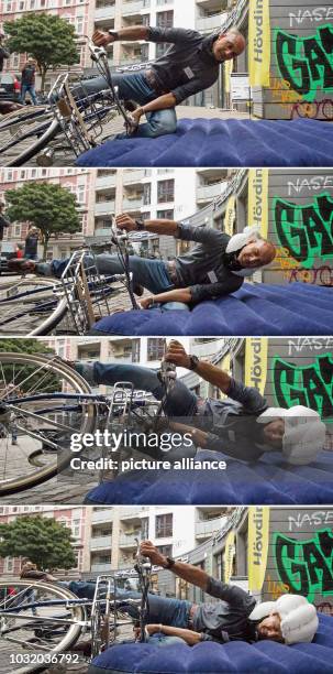 September 2018, Hamburg: Jens Meer, general importer of the Swedish "Hövding", demonstrates the functionality of the "airbag for cyclists" at a media...