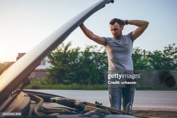 mann neben einem aufgeschlüsselt auto - car broken down stock-fotos und bilder