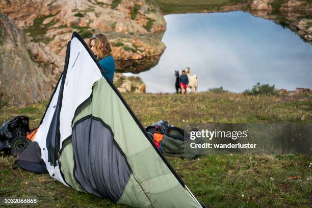 teengirl abbau zelt in colorado bergen - takedown stock-fotos und bilder