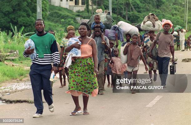 Refugees flee Paynesville 10 August 1990 during heavy fighting between the rebels of the National Patriotic Front of Liberia and the Armed Forces of...