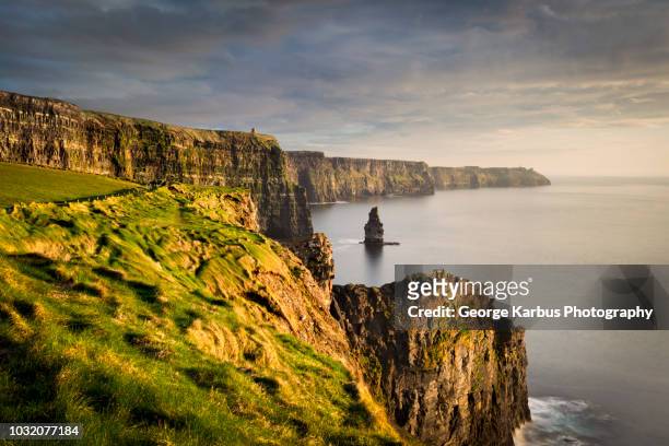 cliffs of moher at sunset, doolin, clare, ireland - cliffs of moher stockfoto's en -beelden