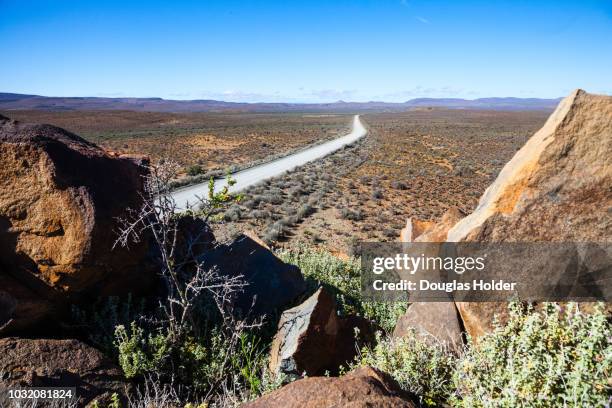 the r356 road from sutherland to fraserburg in the northern cape - steilanstieg stock-fotos und bilder