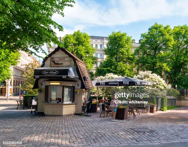 'kioski' café in esplanadi park, centrale helsinki - esplanade park helsinki stockfoto's en -beelden