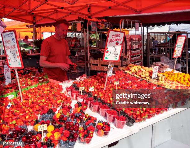 fruit kraam op de markt van de haven in helsinki - finse cultuur stockfoto's en -beelden