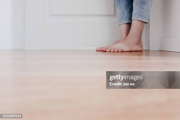 the feet on the wood floor - barfuß stock-fotos und bilder
