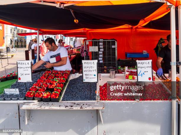 verkauf von beeren in der hafen-markt in helsinki - finnish culture stock-fotos und bilder