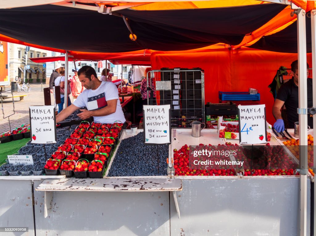Venda de frutos no mercado do porto em Helsínquia