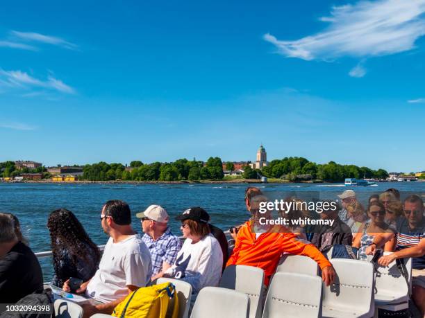 suomenlinna church, finland, with tourists on a boat - arquipélago imagens e fotografias de stock