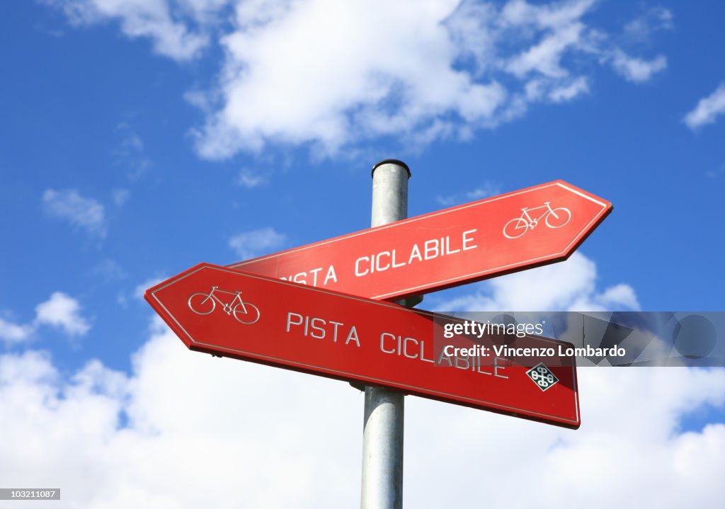 Arrow sign for a cycle path