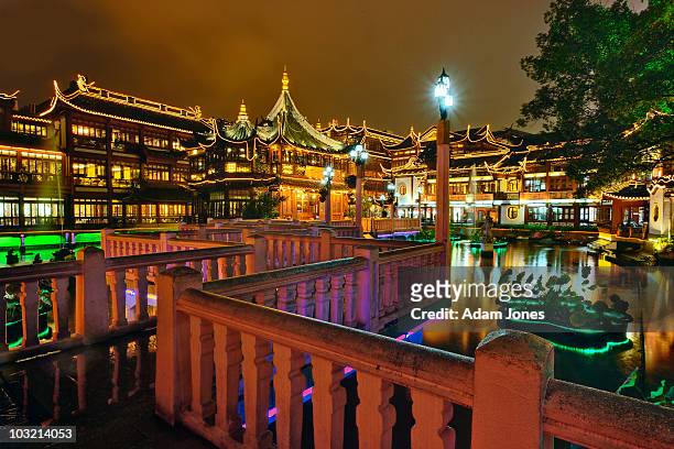 yuyuan gardens at night - yu yuan gardens stock pictures, royalty-free photos & images