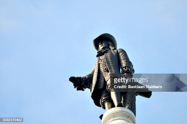 william penn statue auf der city hall in philadelphia, pennsyvlania - rathaus von philadelphia stock-fotos und bilder