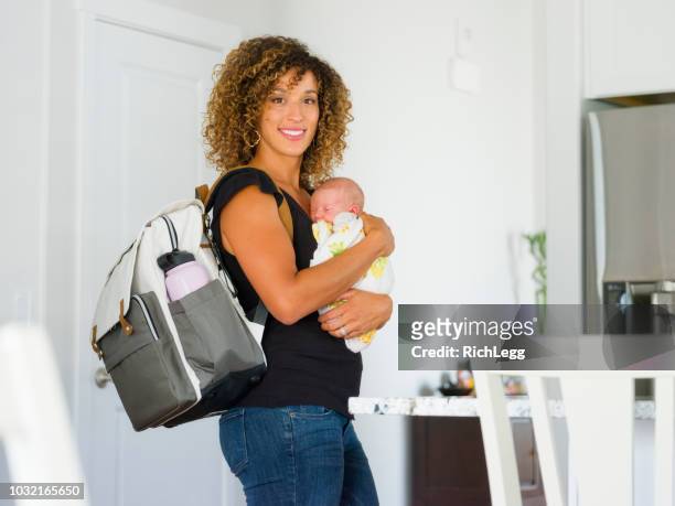 moeder en pasgeboren baby in een huis - diaper bag stockfoto's en -beelden