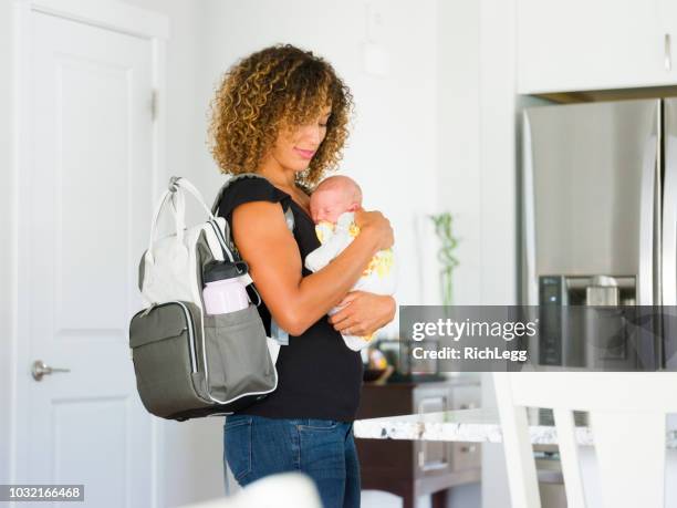 媽媽和剛出生的嬰兒在家裡 - diaper bag 個照片及圖片檔