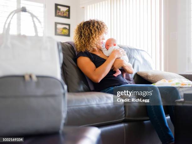 moeder en pasgeboren baby in een huis - diaper bag stockfoto's en -beelden